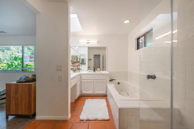 1761 Winterwarm Dr, Fallbrook CA: https://media.crmls.org/mediaz/b887ff5d-1524-44f2-98a5-95dcab5beb9b.jpg
