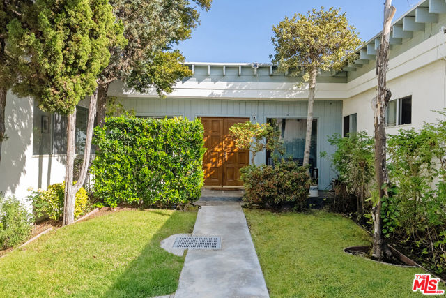 2252 Gloaming Way, Beverly Hills CA: https://media.crmls.org/mediaz/b88bcb21-b203-4504-9b26-7bb966c6ca0c.jpg