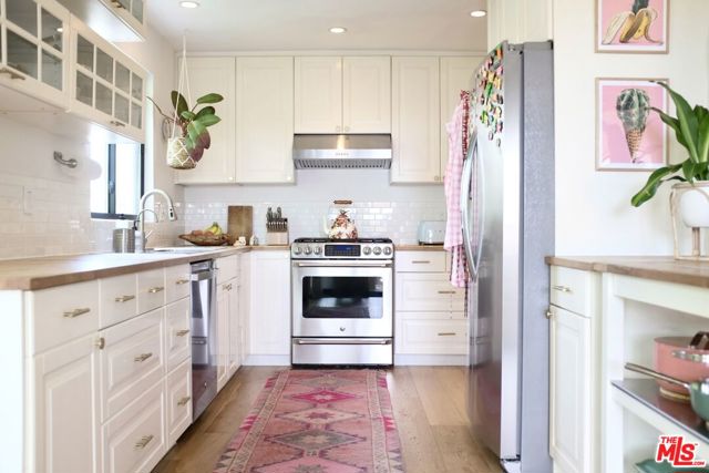 29500 Heathercliff Road, Malibu CA: https://media.crmls.org/mediaz/b88be2af-8116-47ae-bfbd-4108b95b2060.jpg