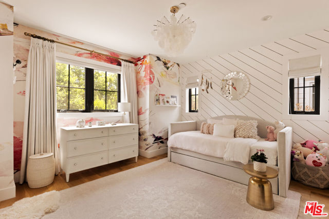 4447 Farmdale Avenue, Studio City CA: https://media.crmls.org/mediaz/b88be30c-56c2-42bb-a31a-ab25e1601081.jpg