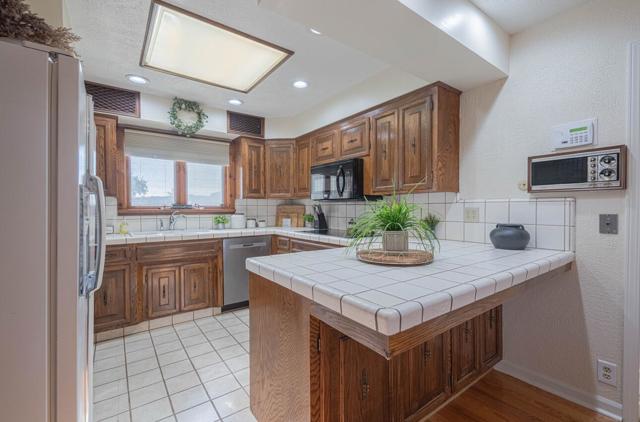 1527 Atherton Way, Salinas CA: https://media.crmls.org/mediaz/b88c9252-88bd-4d1e-98e1-c8f80d5af540.jpg
