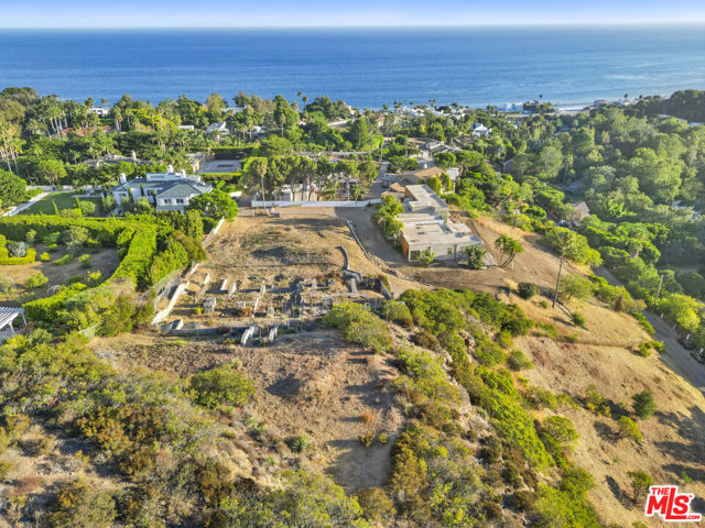 27061 Sea Vista Drive, Malibu CA: https://media.crmls.org/mediaz/b88d1e16-ab17-48bd-b53a-cd9c38e81c9d.jpg