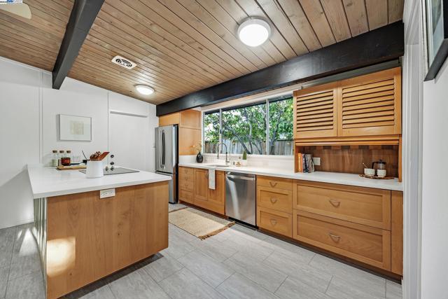 4004 Salem St, Concord CA: https://media.crmls.org/mediaz/b88d98c0-5131-4caa-8971-81cd0969057b.jpg