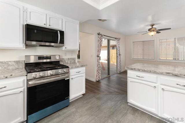 10496 Rancho Carmel dr, San Diego CA: https://media.crmls.org/mediaz/b88e5836-993b-4064-953a-7470477fb090.jpg