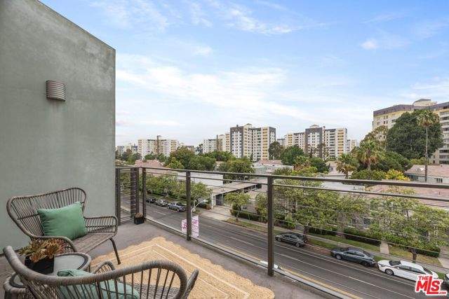 600 S Ridgeley Drive, Los Angeles CA: https://media.crmls.org/mediaz/b88e810e-5d0b-4aa5-ad99-5d4e064db022.jpg