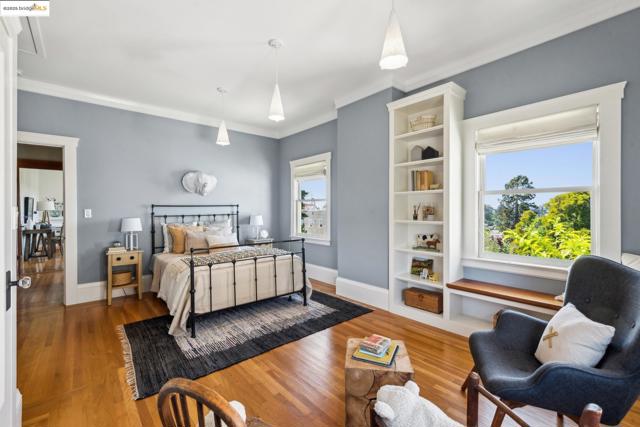 1015 Warfield Ave, Oakland CA: https://media.crmls.org/mediaz/b88f5218-dbee-454b-a1c2-3ec36399116c.jpg