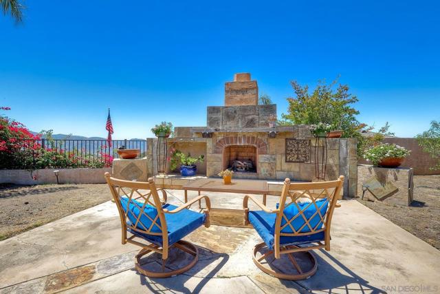 15068 Creek Hills Rd, El Cajon CA: https://media.crmls.org/mediaz/b88fc9d6-c1b3-41d2-89c6-c931fdb2134b.jpg