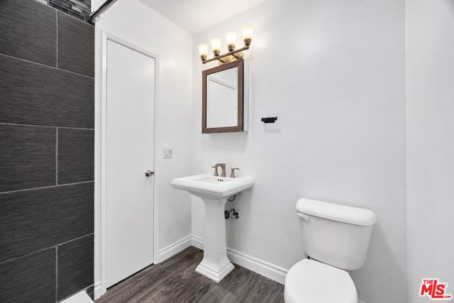 6160 Whitsett Avenue, 10 photo 19