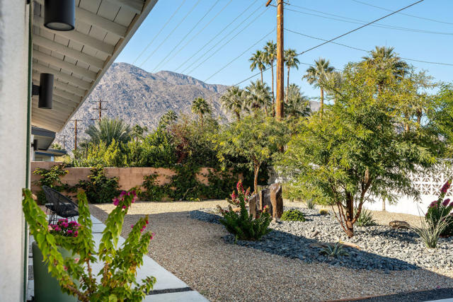 1125 E Sunny Dunes Road, Palm Springs CA: https://media.crmls.org/mediaz/b88ff64b-e724-466e-a13a-95e1afef5eb1.jpg