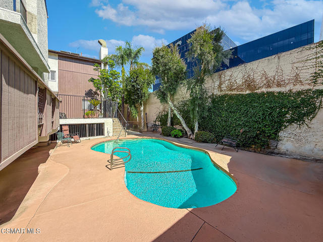 16030 Moorpark Street, Encino CA: https://media.crmls.org/mediaz/b8902d07-a413-49a7-8ef0-119b55098248.jpg