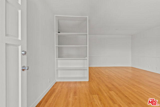 272 S Doheny Drive, Beverly Hills CA: https://media.crmls.org/mediaz/b89077c8-5c36-473c-985b-fa59e6081a0b.jpg