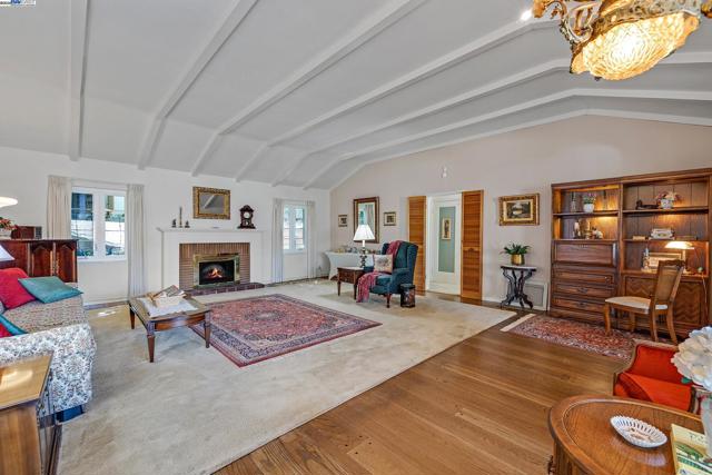 2863 Burton Dr, Oakland CA: https://media.crmls.org/mediaz/b890a61c-c371-4f40-b878-cd6c891c7f9f.jpg
