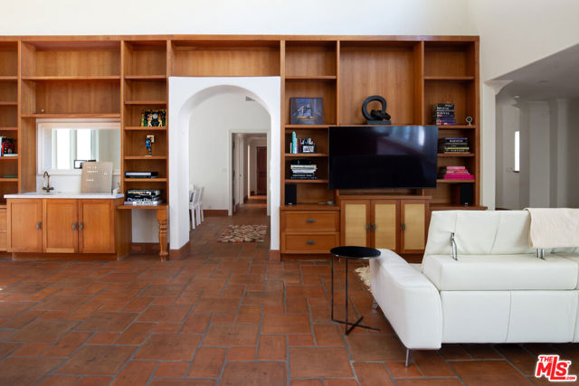 1031 Cove Way, Beverly Hills CA: https://media.crmls.org/mediaz/b8911a18-895c-4954-afcd-fc793e67bf6b.jpg