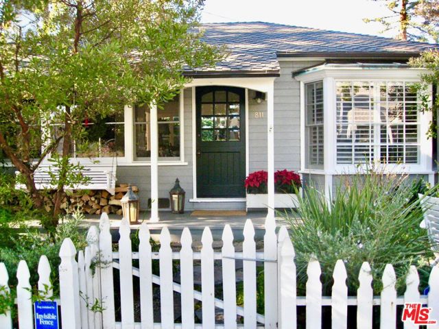 811 Galloway Street, Pacific Palisades CA: https://media.crmls.org/mediaz/b891e249-2594-4a4f-9c8d-ce30ad026ed7.jpg