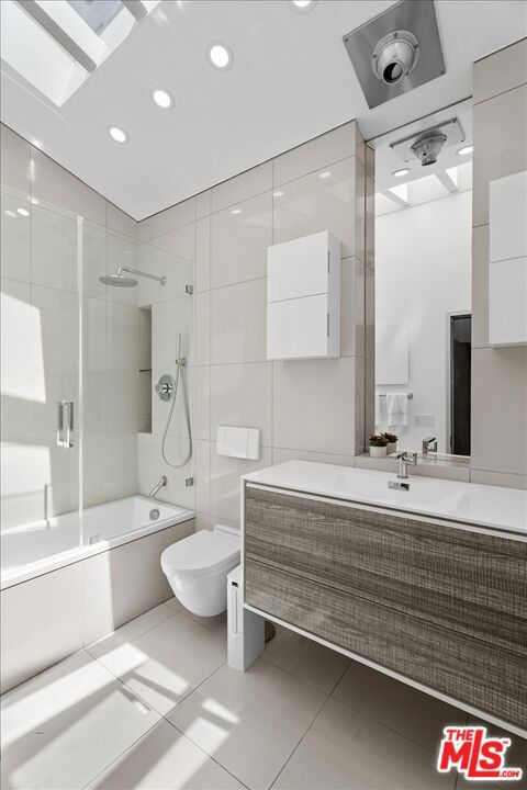 3567 Woodcliff Road, Sherman Oaks CA: https://media.crmls.org/mediaz/b8929ddc-c004-42fc-aad5-585b67a9c53e.jpg