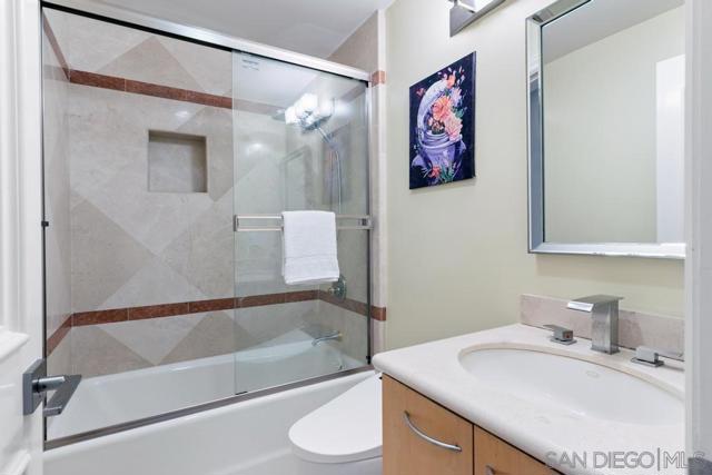 6617 Muirlands Dr, La Jolla CA: https://media.crmls.org/mediaz/b892a30f-1927-4a0c-a159-e0da2b8e2c3a.jpg