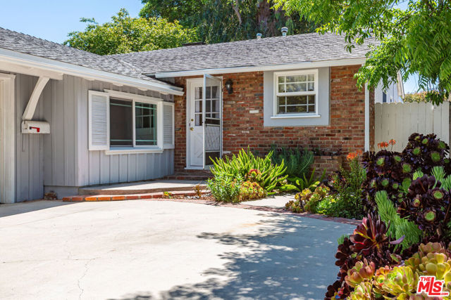 21924 Buena Ventura Street, Woodland Hills CA: https://media.crmls.org/mediaz/b8933c55-00b0-48d3-b446-218a2a680c72.jpg