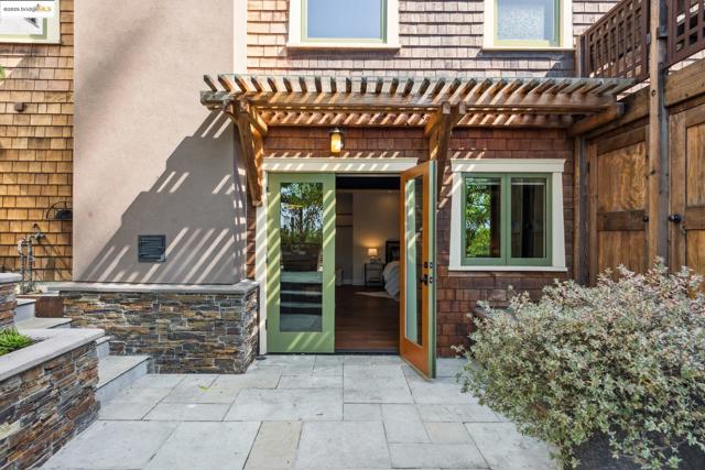 1015 Warfield Ave, Oakland CA: https://media.crmls.org/mediaz/b89366c8-173c-4079-8099-585fd2fef1fc.jpg