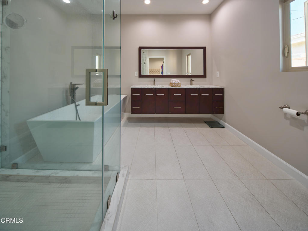 https://media.crmls.org/mediaz/b8937863-d724-45cc-97cf-b379d74013c7.jpg?preset=X-Large
