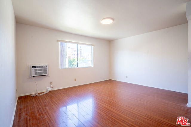 820 S St Andrews Place, Los Angeles CA: https://media.crmls.org/mediaz/b8945566-f98f-4bb5-b5c0-733383e07159.jpg