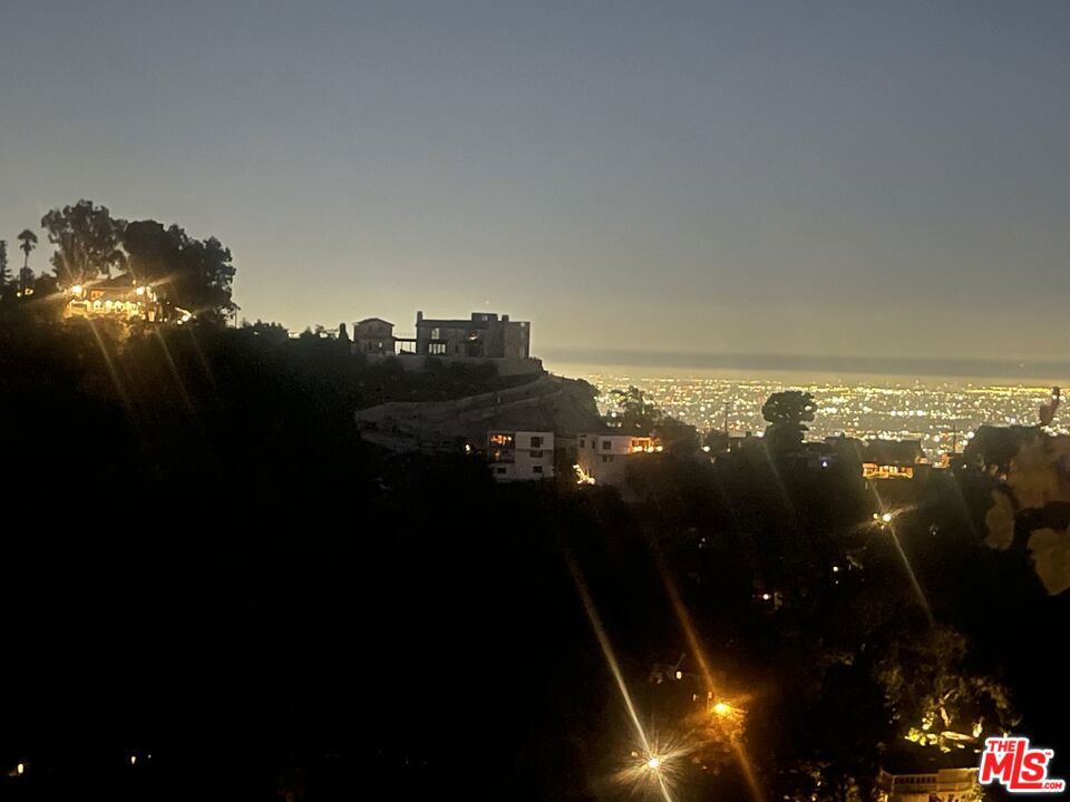 https://media.crmls.org/mediaz/b894735e-fba3-4d76-ba9f-0675e73eb94d.jpg?preset=X-Large