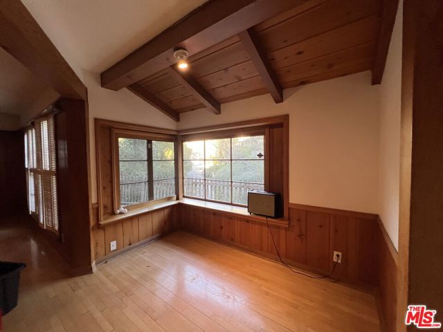 14807 Round Valley Drive, Sherman Oaks CA: https://media.crmls.org/mediaz/b8954de5-8747-4506-ae68-eade62454660.jpg