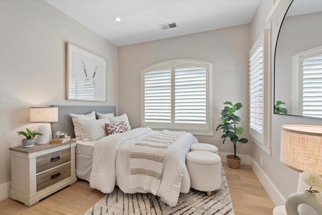 900 Roble Avenue, Menlo Park CA: https://media.crmls.org/mediaz/b8959e93-4216-4287-b32a-b9779de70cd9.jpg