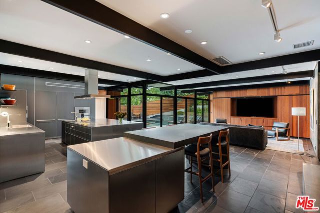 5228 Escalante Drive, La Canada Flintridge CA: https://media.crmls.org/mediaz/b89766a9-3bb7-49b1-ba24-3f0b1d3c4d7d.jpg