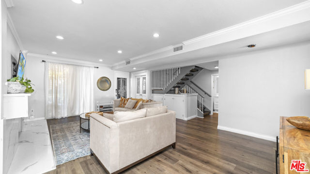 663 W Terrylynn Place, Long Beach CA: https://media.crmls.org/mediaz/b8985587-74f4-4820-8f17-6c180f2d7e52.jpg