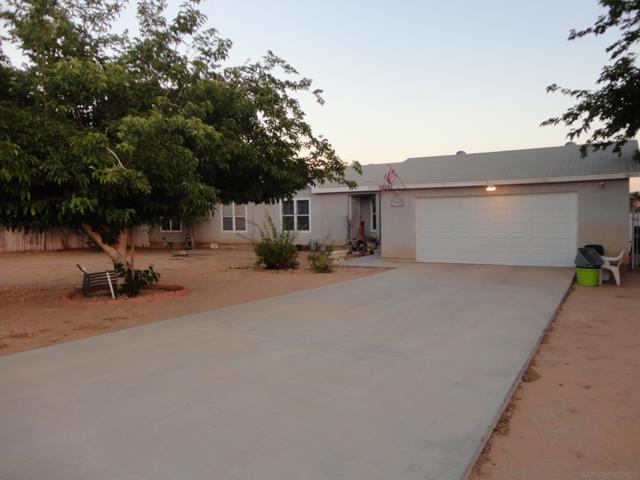 22545 El Centro Rd, Apple Valley CA: https://media.crmls.org/mediaz/b8992dd7-ae7d-4d2c-9271-1e0c6c843a66.jpg