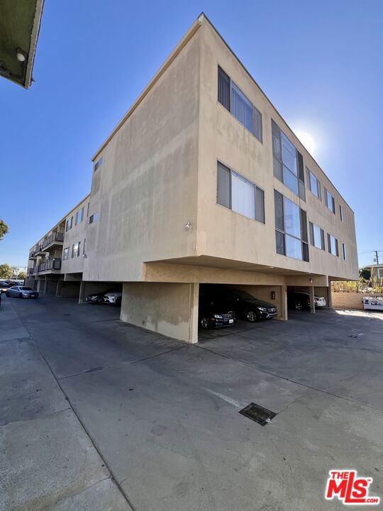 1035 Myrtle Avenue, Inglewood CA: https://media.crmls.org/mediaz/b89ba8dd-e85d-4c1d-a8e9-62e45ab3a27d.jpg