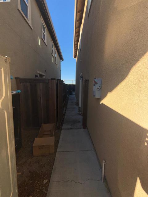 2746 Gracie Pl, Fairfield CA: https://media.crmls.org/mediaz/b89bf874-aa15-49bb-869a-0f372f586a8a.jpg