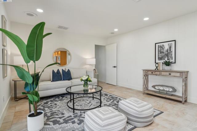 361 Castle Crest Rd, Alamo CA: https://media.crmls.org/mediaz/b89cf982-7ec9-4171-9e95-ab867e9b8f09.jpg