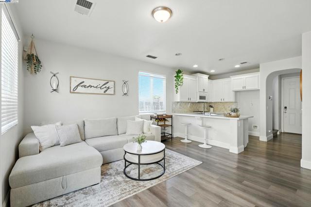2501 Aimonetti ave, Sacramento CA: https://media.crmls.org/mediaz/b89d23b7-1842-4801-8dec-525e349217b1.jpg