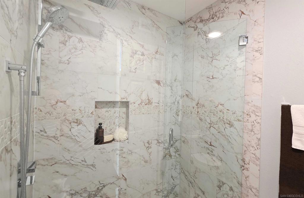 https://media.crmls.org/mediaz/b89d60a0-e58d-41a6-9645-36eb8cabfff6.jpg?preset=X-Large