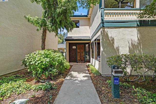 1014 Ironwood Rd, Alameda CA: https://media.crmls.org/mediaz/b89de9db-8b79-4ef4-98f9-79568b913766.jpg