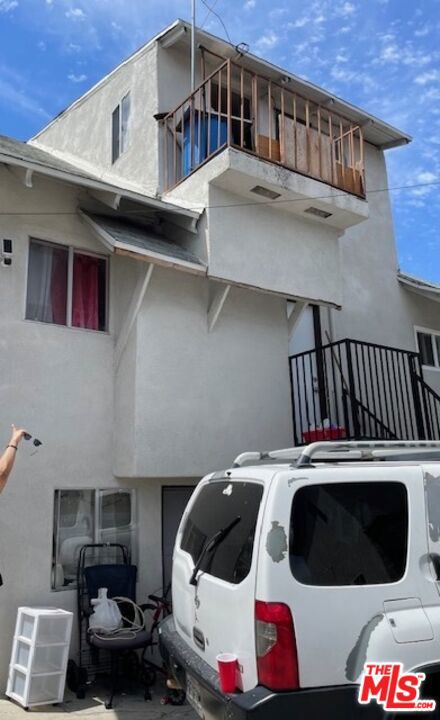 524 N Cummings Street, Los Angeles CA: https://media.crmls.org/mediaz/b89e1337-03a1-42d0-84e2-87a15a76eed4.jpg