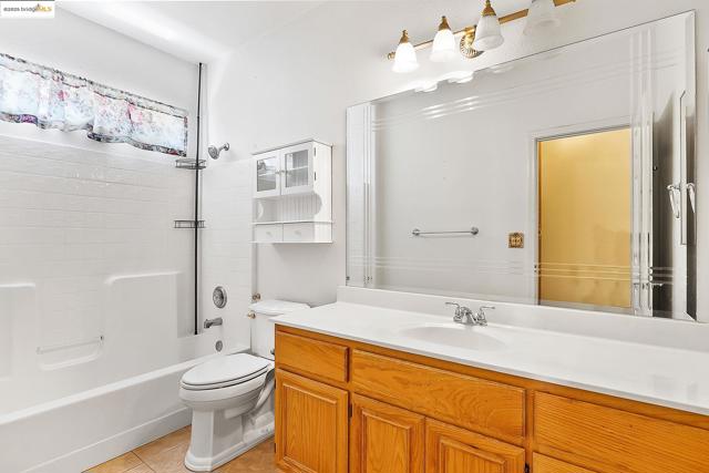 2 Quiet Path Ct, Pittsburg CA: https://media.crmls.org/mediaz/b89e7826-370b-4b3b-b574-afce25c024c6.jpg