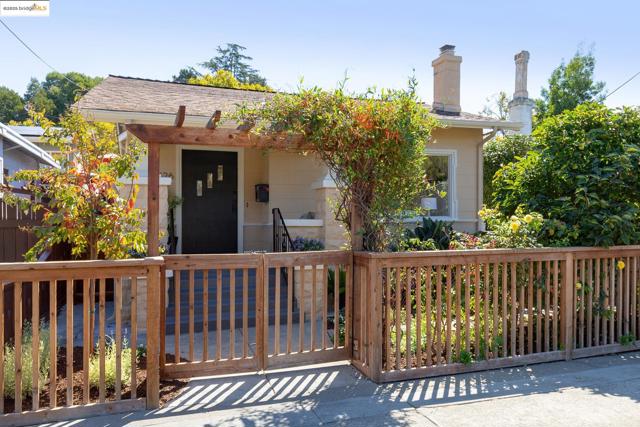 5626 Broadway, Oakland CA: https://media.crmls.org/mediaz/b89e8b4a-3516-40dd-bfcb-c85174817aca.jpg