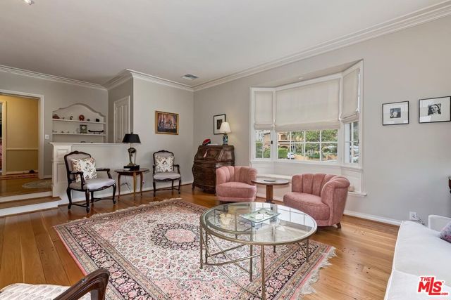 10798 Weyburn Avenue, Los Angeles CA: https://media.crmls.org/mediaz/b89fed91-bd6f-464c-8d25-99fd72014eeb.jpg