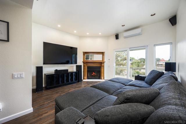 1449 Edgemont St, San Diego CA: https://media.crmls.org/mediaz/b8a19a1d-5ff2-4861-83d3-0741f626cdf7.jpg