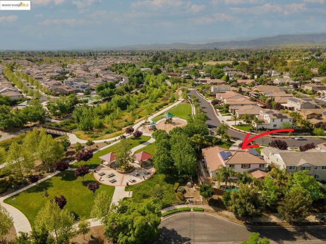 719 Monte Verde Ln, Brentwood CA: https://media.crmls.org/mediaz/b8a2587c-1647-4bf2-b6e1-22a2aa5f4323.jpg