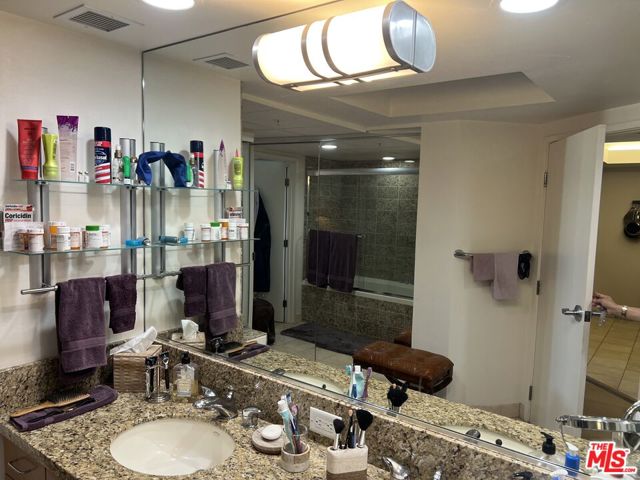 13700 Marina Pointe Drive, Marina del Rey CA: https://media.crmls.org/mediaz/b8a2c129-3fd5-4698-b4ca-158c1d8ca2b1.jpg