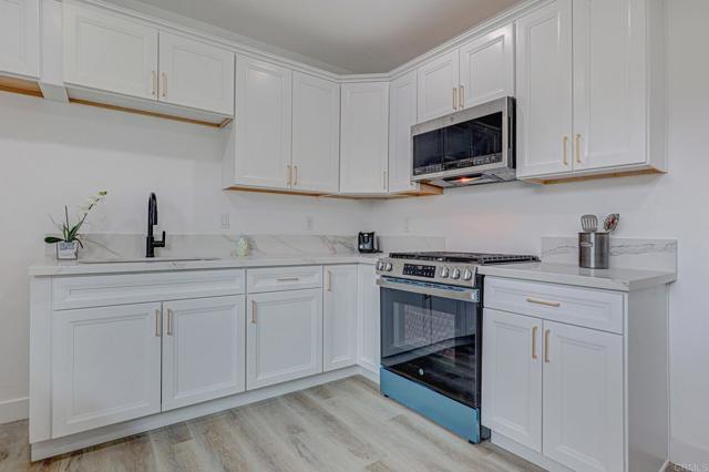1320 Vinca Way, San Diego CA: https://media.crmls.org/mediaz/b8a31203-3253-4658-8876-97fc4c9915c8.jpg