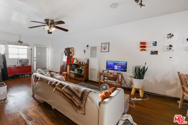 2646 La Cienega Avenue, Los Angeles CA: https://media.crmls.org/mediaz/b8a3c41d-2663-4c79-920e-bd3162ce0af6.jpg