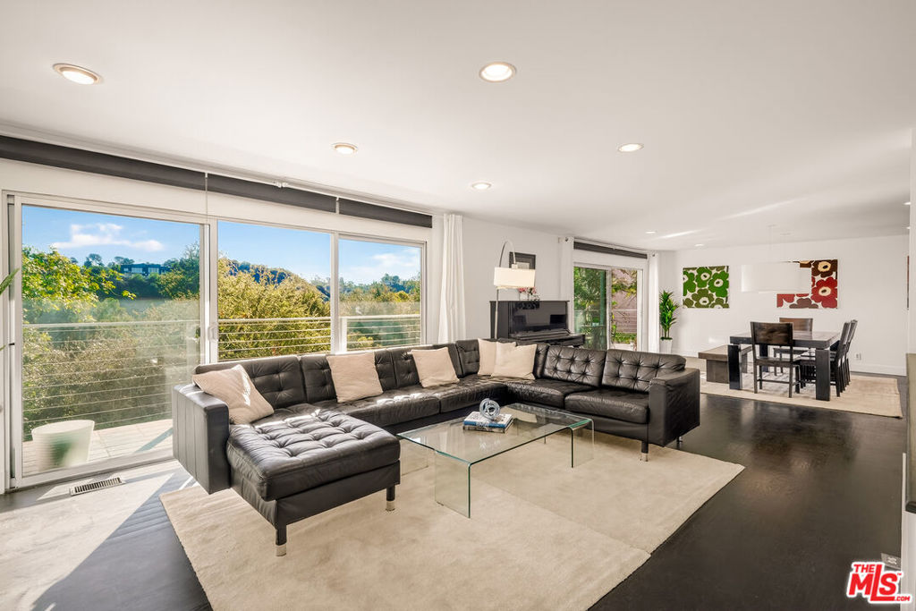 2388 Kimridge Road — Contemporary