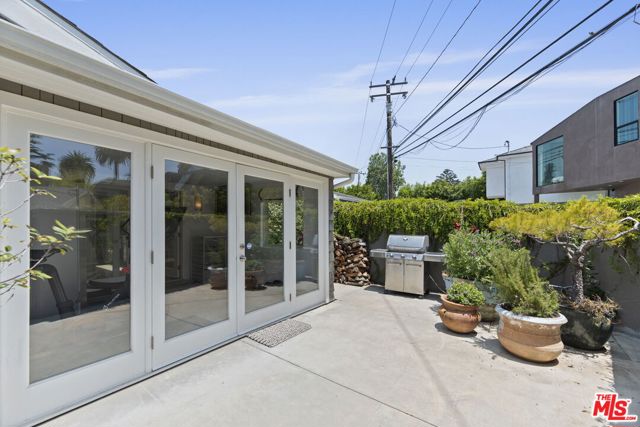 207 10th Street, Santa Monica CA: https://media.crmls.org/mediaz/b8a3ebe2-f29c-4d82-8f6b-6ea4de6493cc.jpg