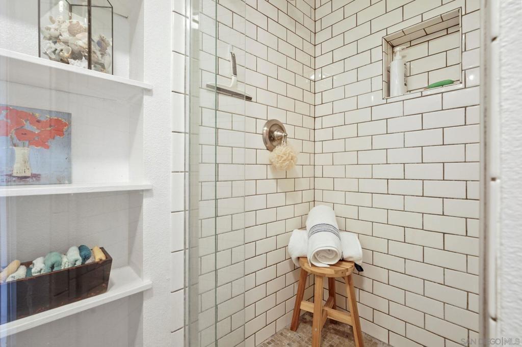 https://media.crmls.org/mediaz/b8a5aed6-31fa-4c97-b8ee-64d2dbf6e9f7.jpg?preset=X-Large