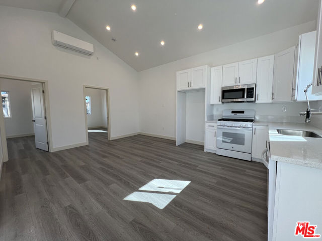 8642 Baring Cross Street, Los Angeles CA: https://media.crmls.org/mediaz/b8a61f6e-db6e-4110-b722-ea5159aec45c.jpg