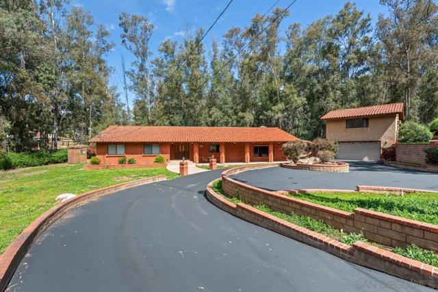 11580 Manzanita Rd, Lakeside CA: https://media.crmls.org/mediaz/b8a69ef3-99cc-49ea-baf4-bf5d87e570fa.jpg